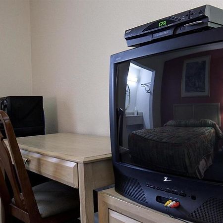 Americas Best Value Inn - Port Jefferson Station - Long Island Oda fotoğraf